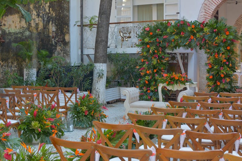 Décoration florale mariage arche fleurs interflora